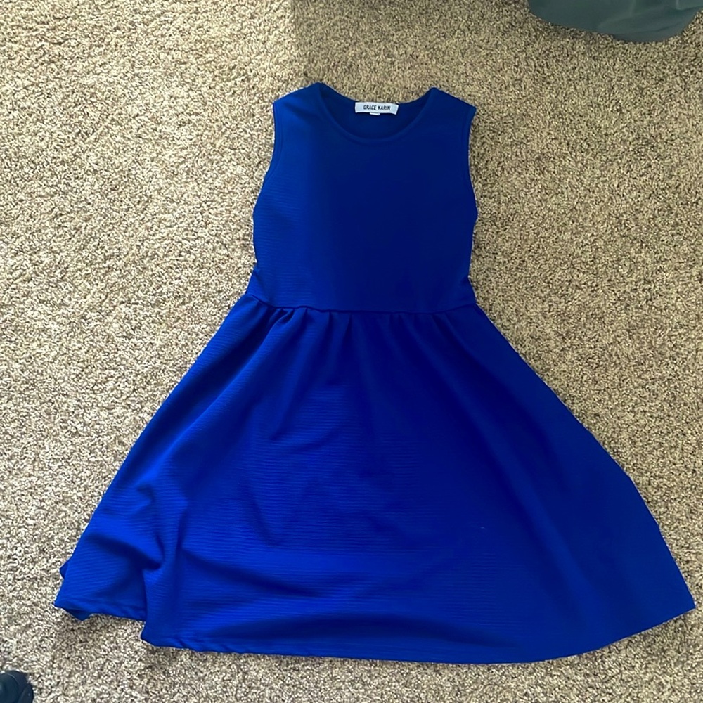 this is a royal blue dress, and it has 2 loops around the waist for belts.